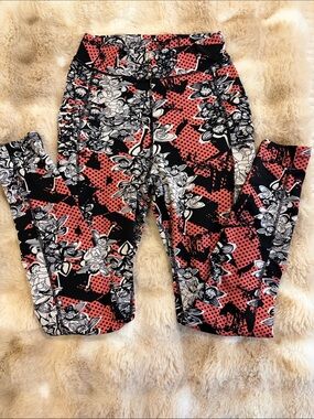 Pop Fit leggings size small with pockets coral, black and white